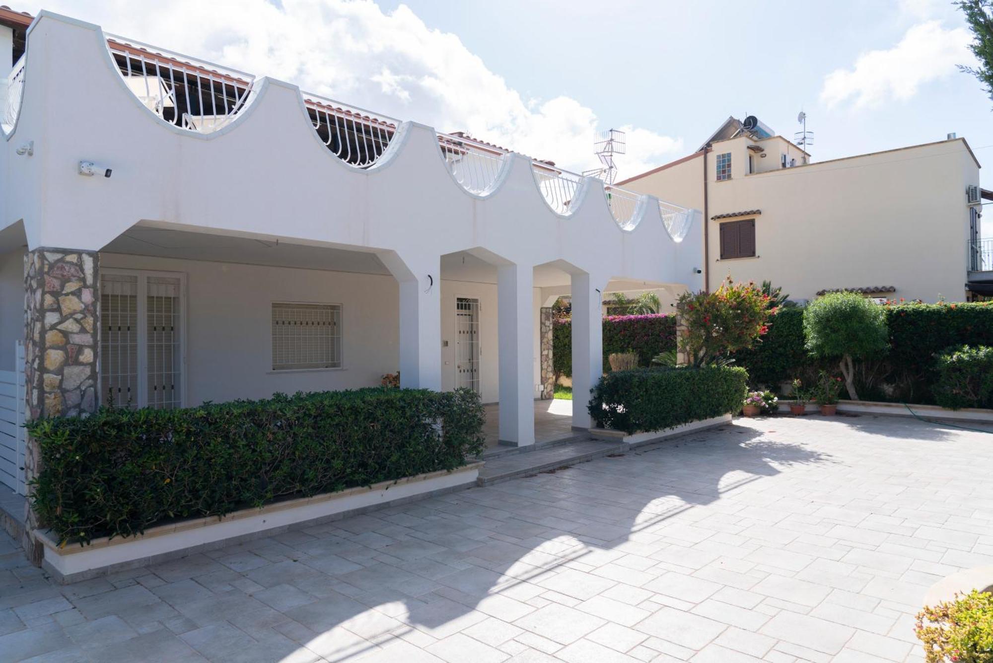 Villa Claudia E Simone Carini Bilik gambar